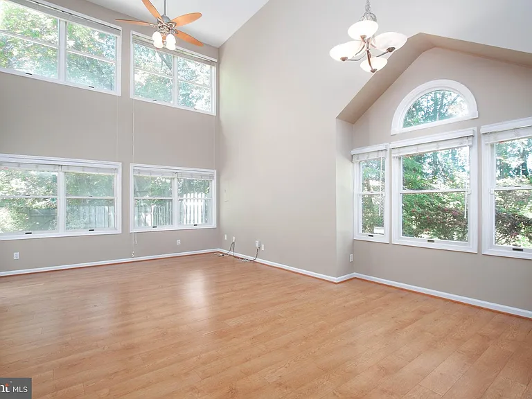 207 Southampton Ct — Photo 2