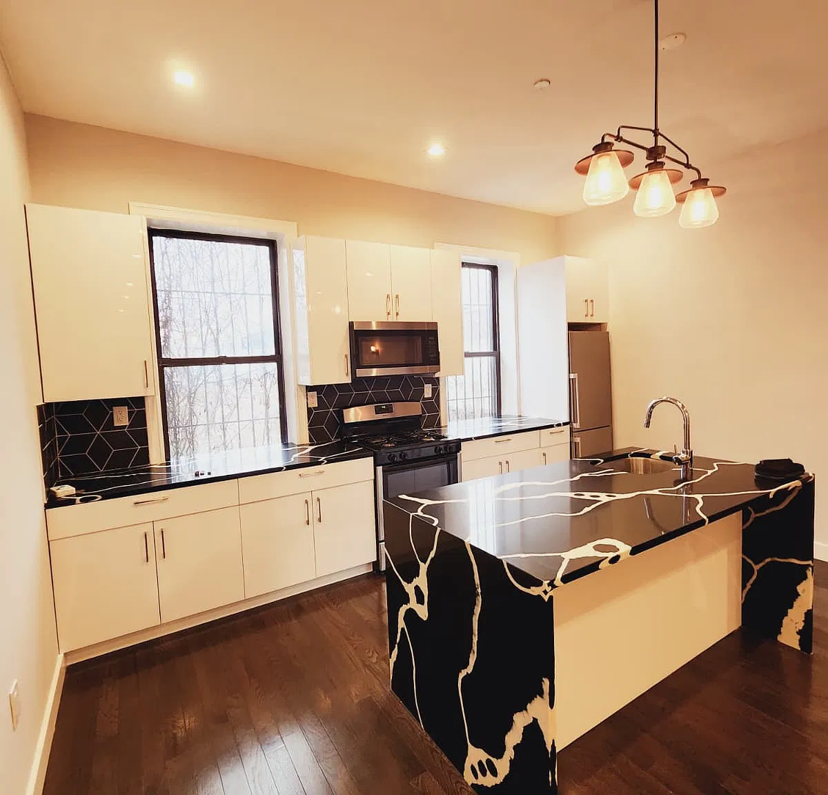 3 bed, 1050 sqft, $4,825 — Photo 3