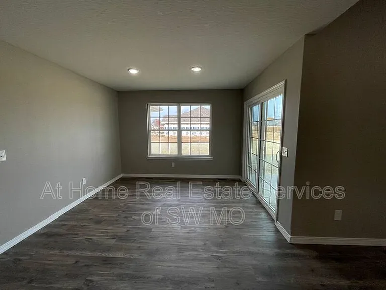 327 Forest Hollow St — Photo 6