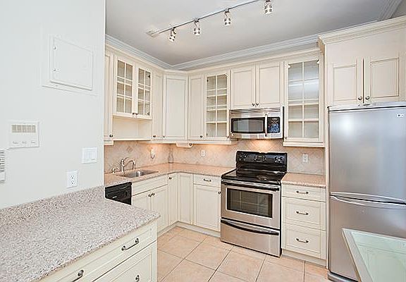 4th image of 234 E 14th St APT 4D