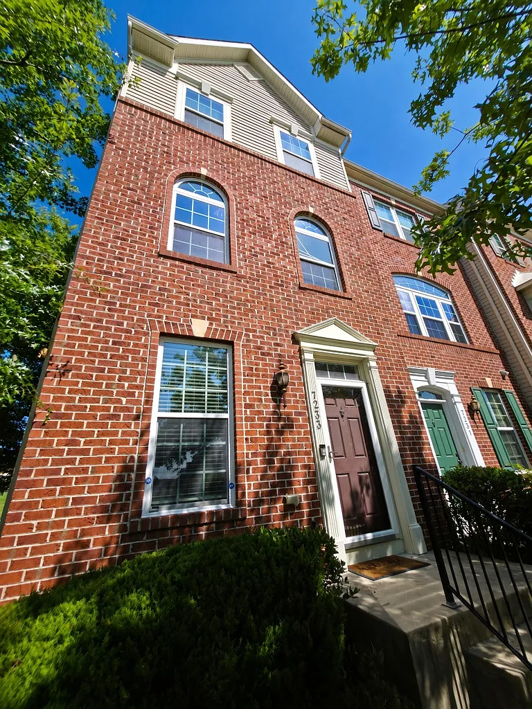 3BR Single-Family Home with Garage, Central A/C & In-Unit Laundry — Photo 1