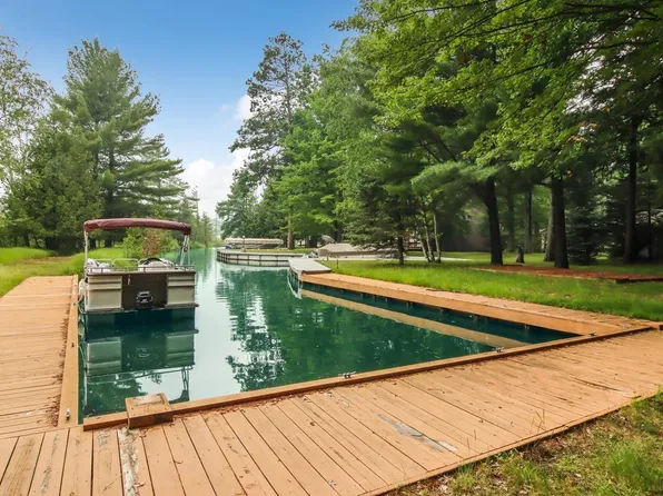 9381 Shellway Dr NW, Rapid City, MI 49676