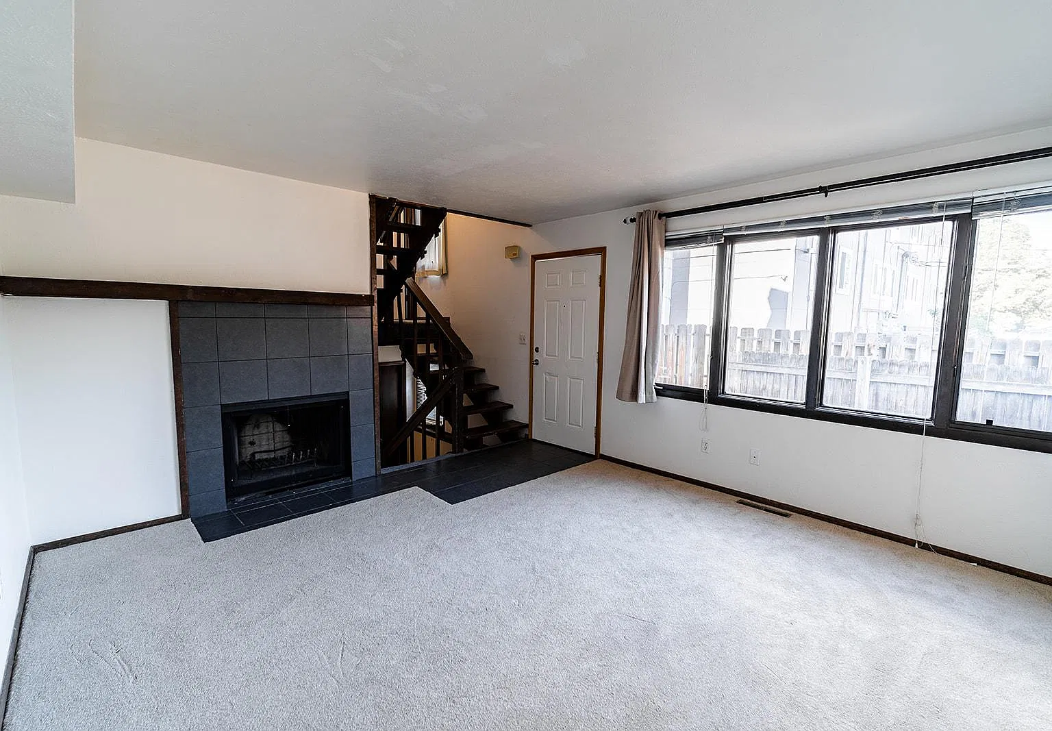 3 bed, 1218 sqft, $4,320 — Photo 3