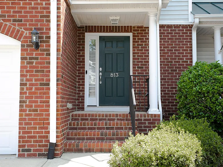 813 Saratoga Dr — Photo 2