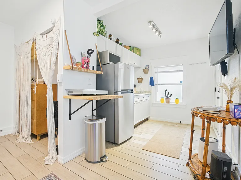 714 Grove St N #1 — Photo 3