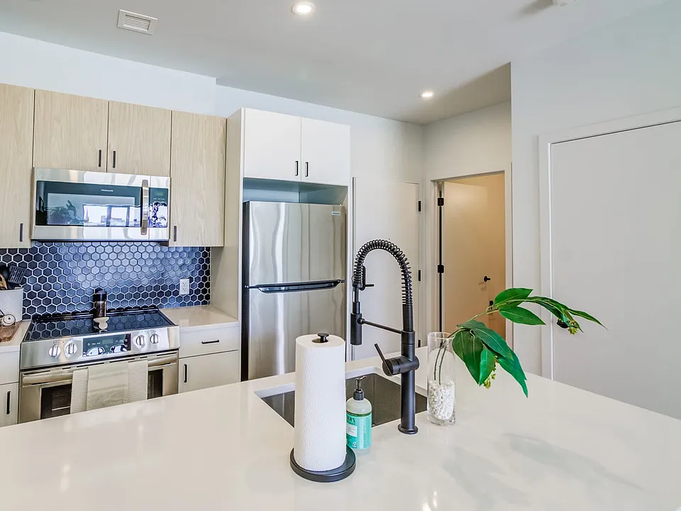 70 Baldwin St #305