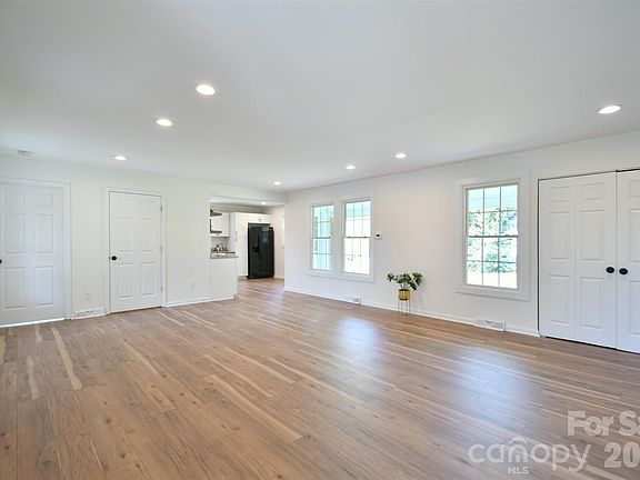 5th image of 1803 Central Dr