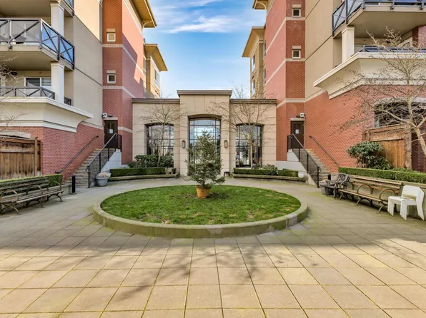 2970 King George Blvd #404, Surrey, BC V4P 0E6