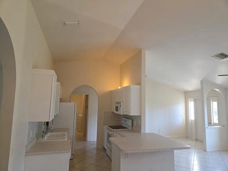 1816 SW 38th Ter — Photo 5