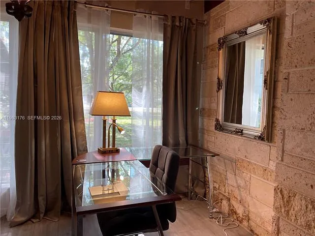 3 bed, 2.0 bath, 1721 sqft, $5,500 — Photo 4