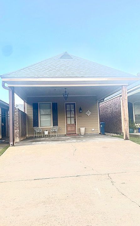 1st image of 324 Chimney Rock Blvd