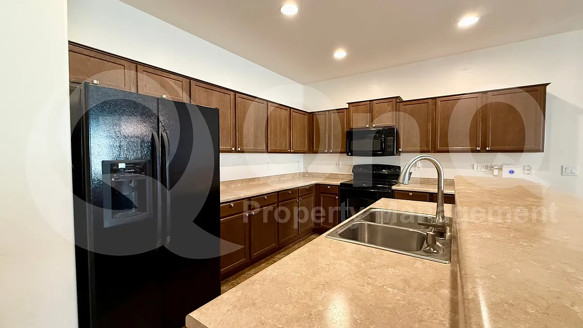 3 bed, 2.0 bath, 1889 sqft, $1,895 — Photo 2