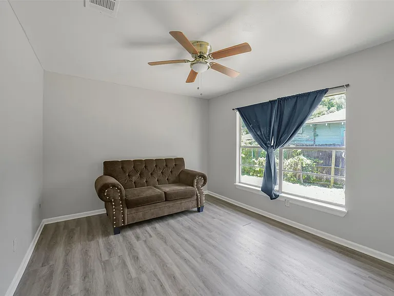 220 Engel St — Photo 16