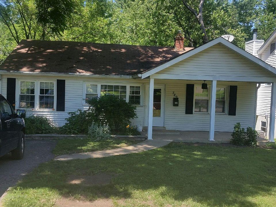 Front of house with driveway