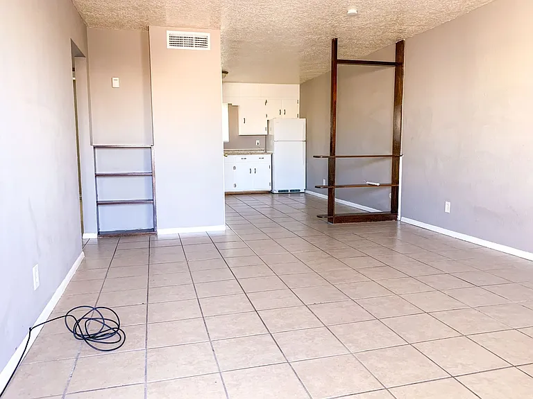 Beautiful Apartment Community with Residential Courtyard — Photo 4