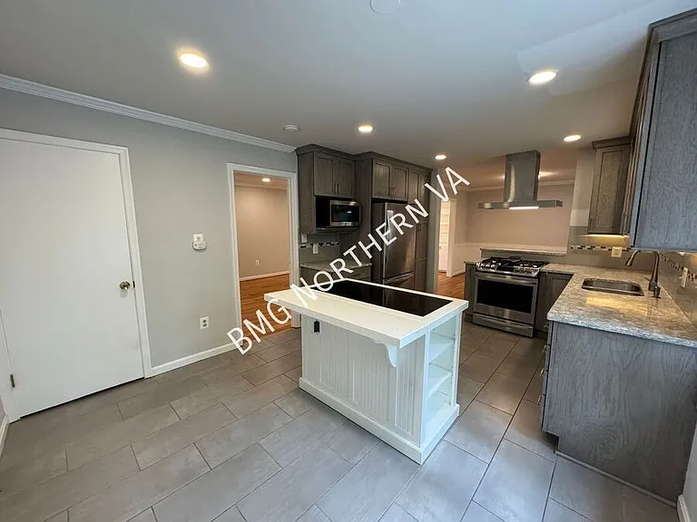 5406 Gainsborough Dr — Photo 6