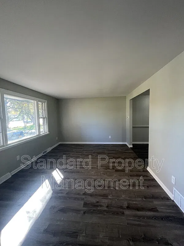 5 bed, 2.0 bath, 2159 sqft, $2,975 — Photo 2