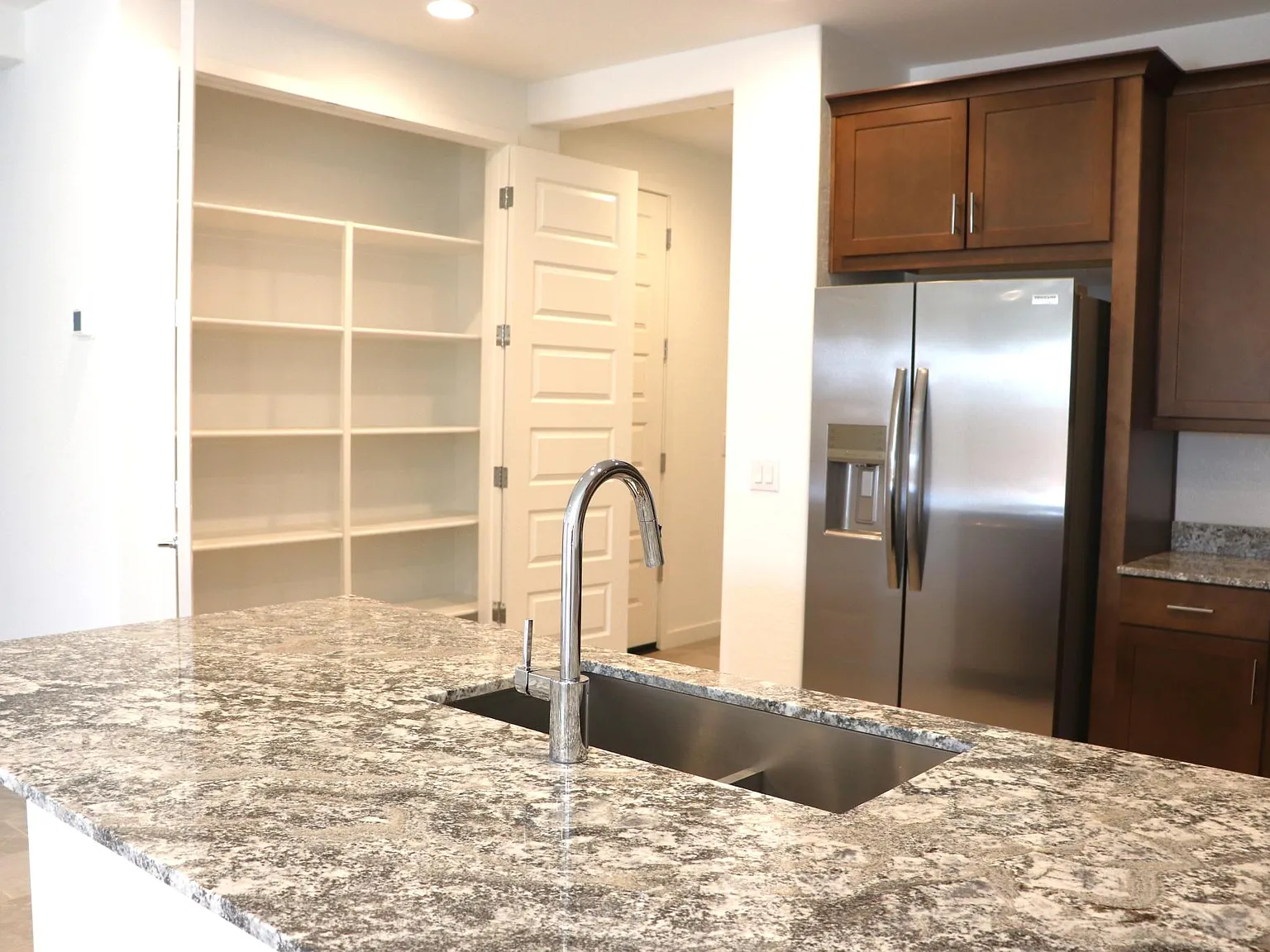 5 bed, 1953 sqft, $2,395 — Photo 3