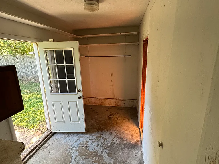 9010 NE 17th St — Photo 5
