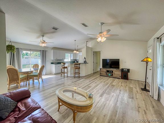 5th image of 720 Phyllis Ave