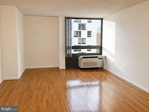 241 S 6th St #1206C Photo 1