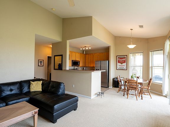 Living room/dining space