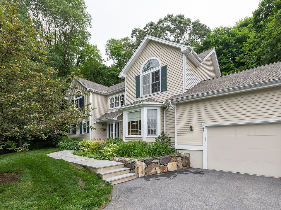 01_42WeaversHillRd_574_FrontView_HiRes.jpg