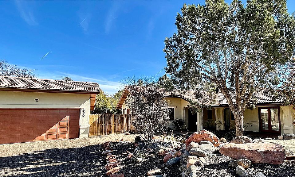 2nd image of 690 Mountain Shadows Dr