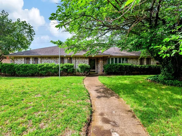 1026 Hunters Creek Dr, Desoto, TX 75115