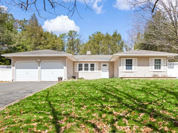 10 Cathy Court, Nesconset, NY 11767