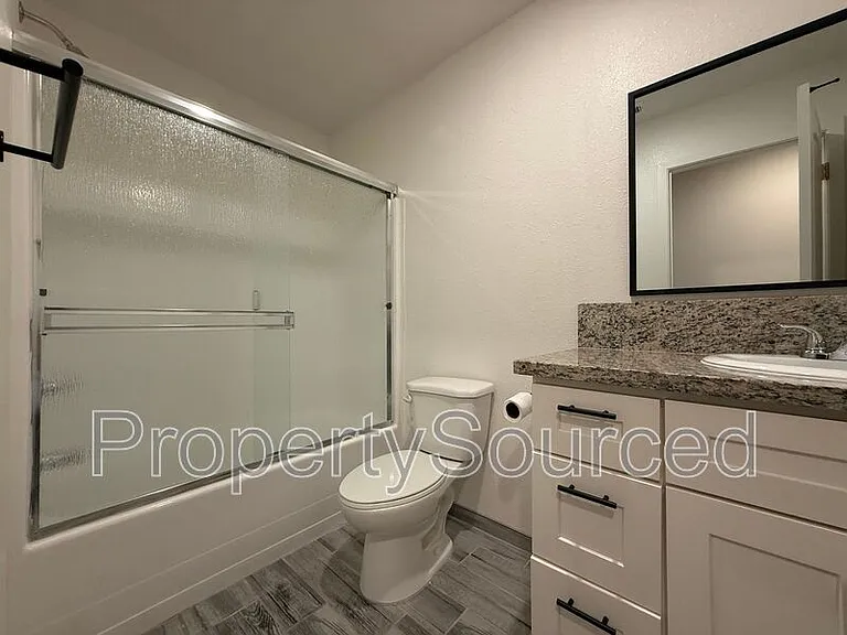 936 W Alameda St #A — Photo 23