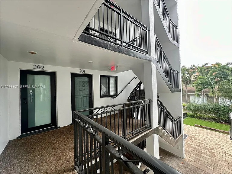 529 SW 4th St #303 — Photo 24