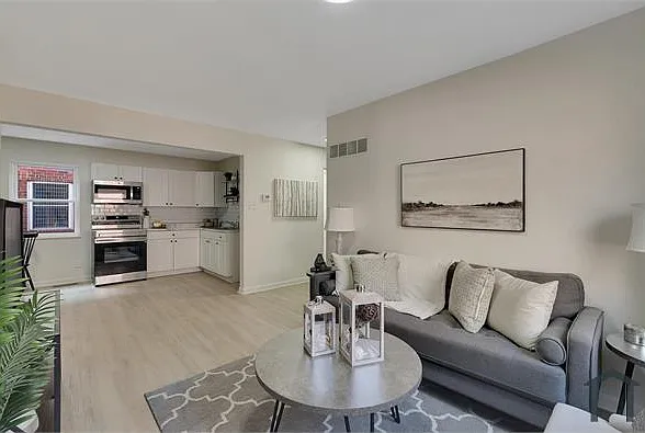 3 bed, 800 sqft, $1,295 — Photo 1