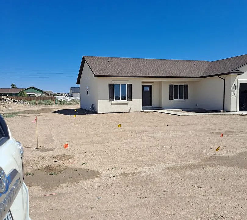 697 E Cabaret Dr