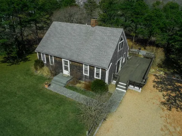 21 Schoolhouse Rd, Edgartown, MA 02539