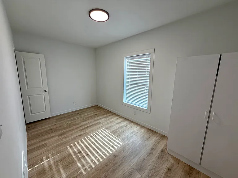 317 W 8th St #25 — Photo 38