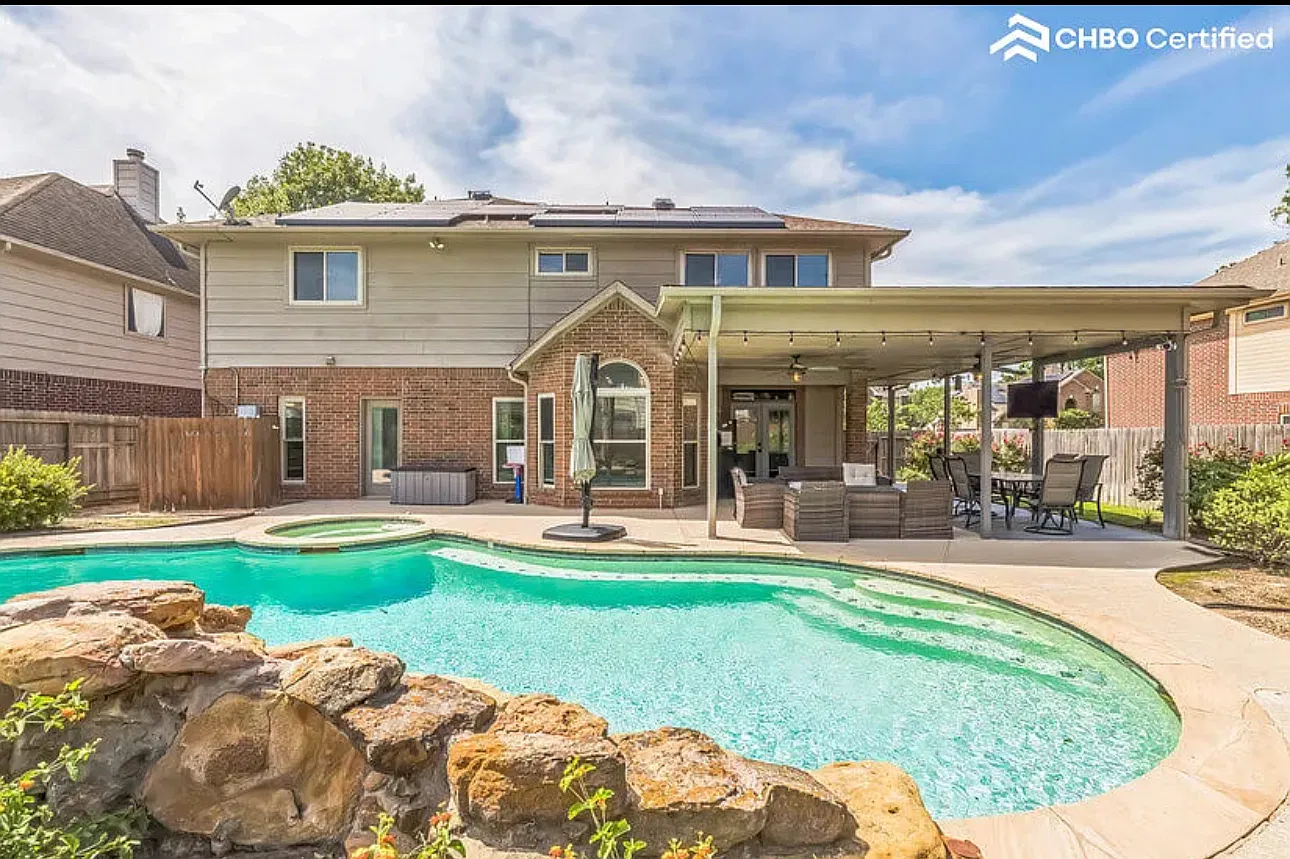 4 bed, 2600 sqft, $9,495 — Photo 3