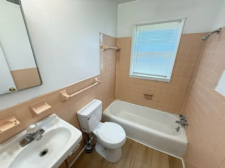 1300 Lola Ave — Photo 4