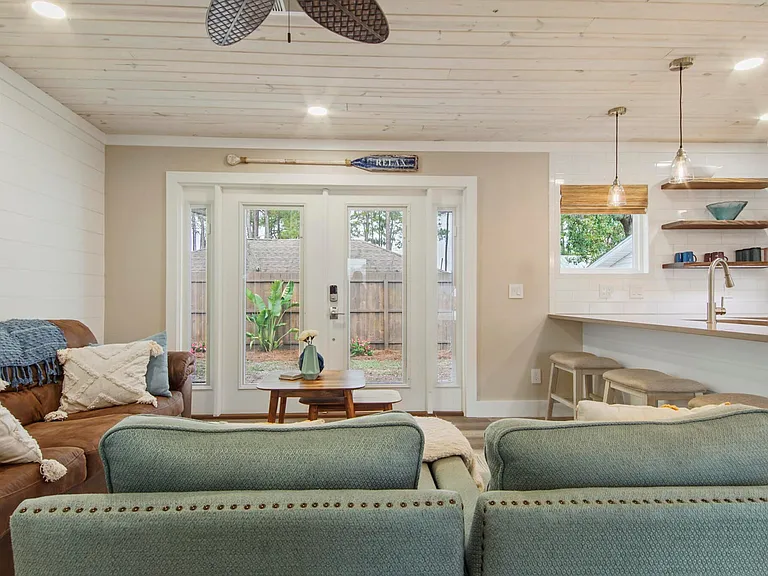 307 Dolphin Dr — Photo 11