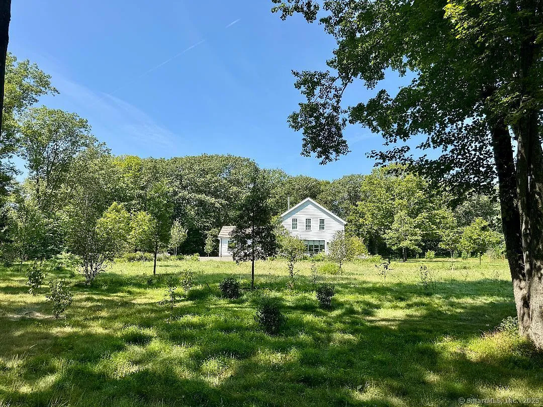 3 bed, 3.5 bath, 2862 sqft, $15,000 — Photo 3