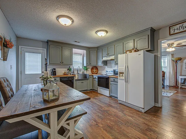 121 Pratt St — Photo 12