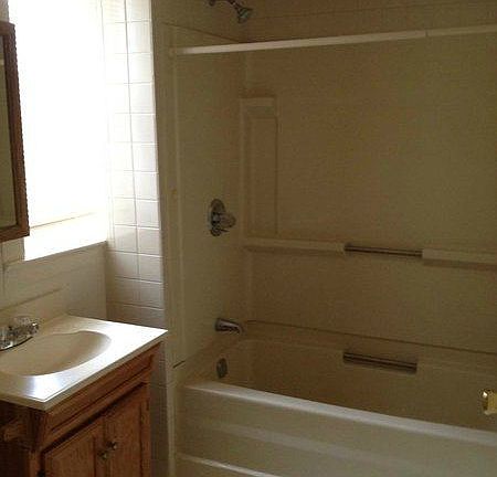 Bathroom Tub / Shower