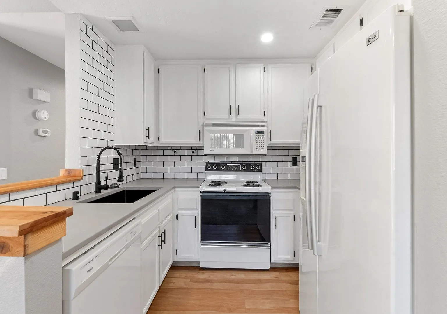 Rancho San Diego- Beautiful Mirasol Complex- 2 Bed / 2 Bath Upstairs Condo W A/C, Laundry + Parki... — Photo 3