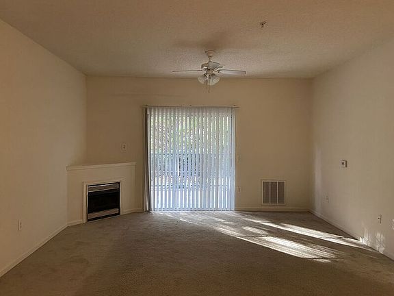 5th image of 811 Brassie Ln APT B
