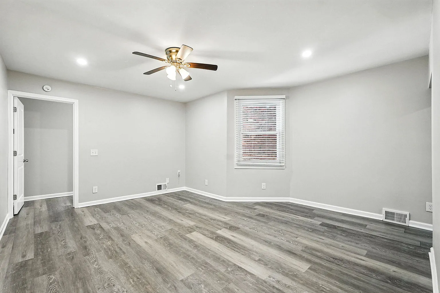 400 Perry Hwy APT 4 photo 1