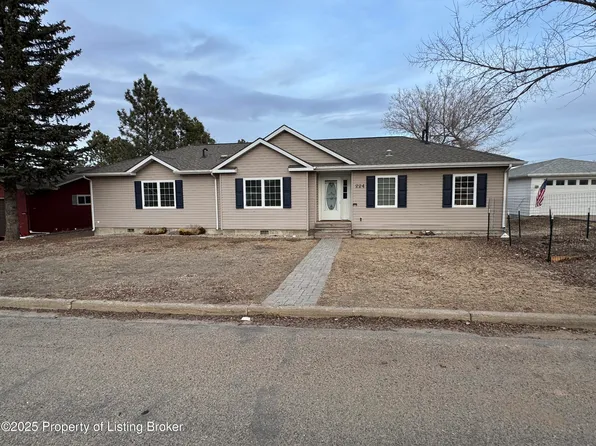 300 6th St NE, Watford City, ND 58854