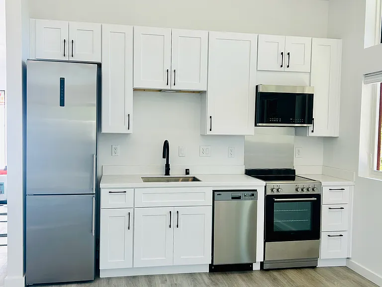 Brand new modern appliances!