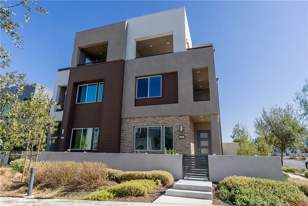 3 bed, 4.0 bath, 2761 sqft, $6,300 — Photo 1