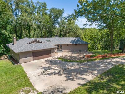 16 Elmwood Dr, Blue Grass, IA, 52726