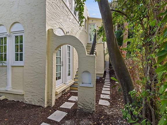 4th image of 212 Oleander Ave #8